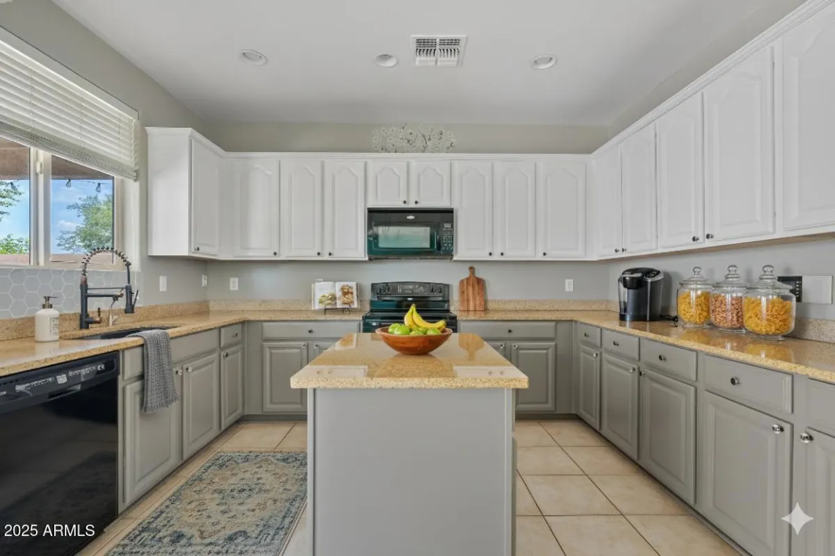 3850 E Longhorn St, sold by Laura Holl